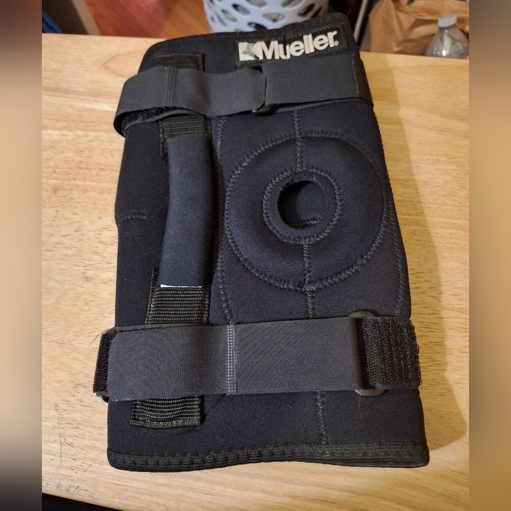 Mueller Sports Medicine Hinged Knee Brace